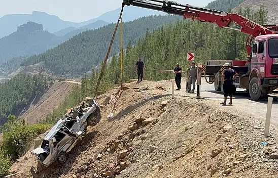 5 kişiye mezar alan otomobil uçurumdan çıkarıldı