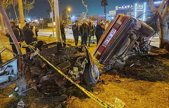 Otomobil ikiye ayrıldı: 1 ölü, 2 yaralı