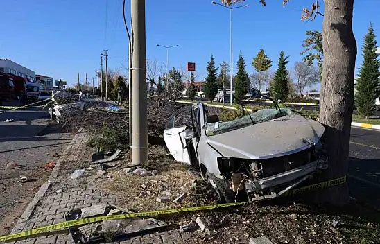 Otomobil ikiye bölündü: 2 ölü 1 yaralı