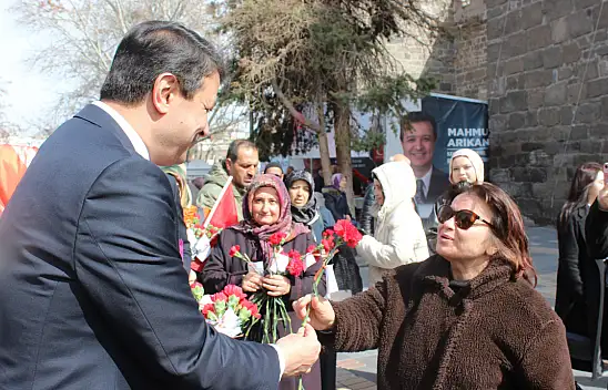 Kadınlara karanfil dağıtıldı