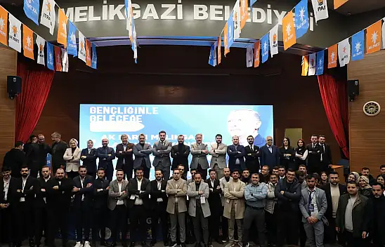 AK Parti'de Vekiller ve Başkanlar gençlerle bu pozu verdi