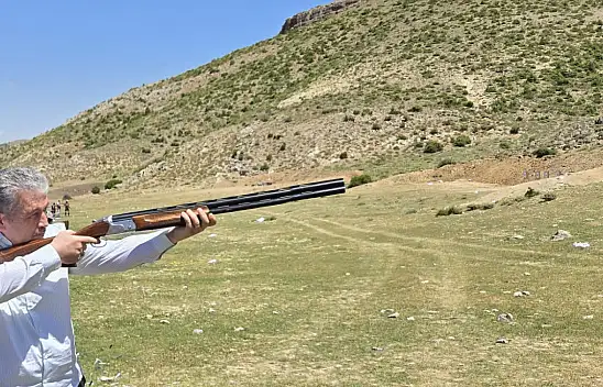 AK Parti Kayseri Milletvekili Bayar Özsoy'dan tüfekli poz! Nişan alıp, ateş etti