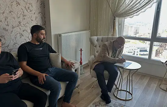 AK Parti Milletvekili Kayseri'de ev  ev dolaşıp, kendi elleriyle form doldurdu