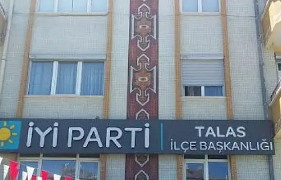 AK Partili Başkan CHP'nin ardından bu kez de İYİ Parti'de görüldü