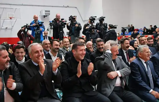 AK Partili Elitaş'ın kayınbabasının kürsüde yaptığı işaret herkesi şaşırttı