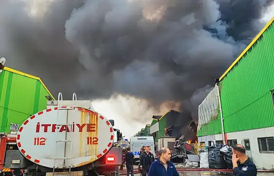 Alevler geri dönüşümü yuttu: Adana duman altında