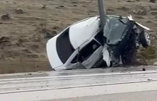 Araç direğe saplandı, genç sürücü ağır yaralandı