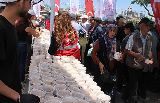 Asırlık vakıftan Kayserililere 40 bin kişilik aşure