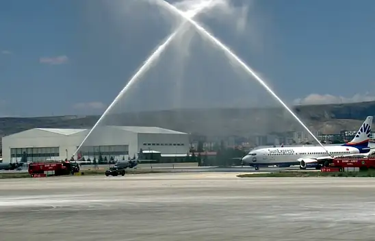 Avrupa'dan gelen Kayserililer su selamlamasıyla karşılandı