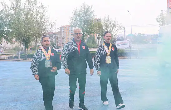 Avrupa Şampiyonu ve ikincisi coşkuyla karşılandı