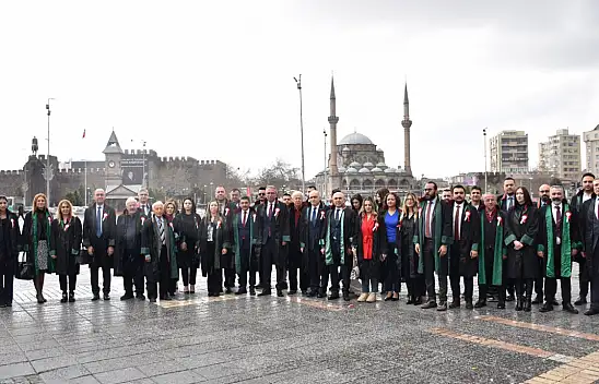 Avukatlar Kayseri Cumhuriyet Meydanında toplandı