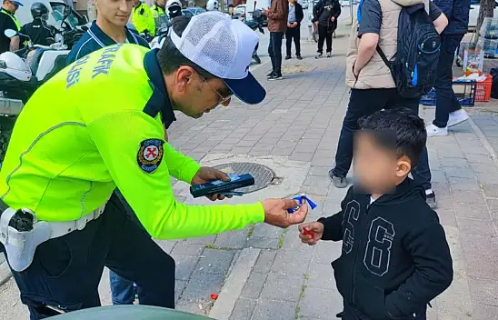 Trafik polislerinden erdem davranış: Babasına ceza, çocuğuna hediye