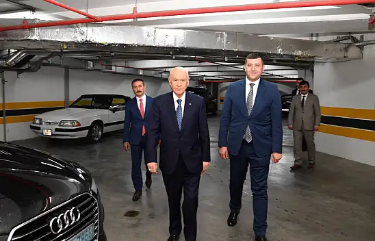 Bahçeli'nin, Ersoy'a gönderdiği hediye akıllara klasik otomobili getirdi! O otomobile ne oldu?