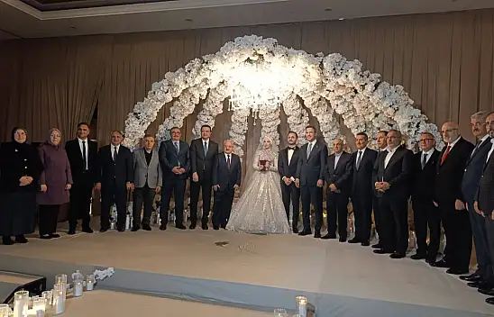 Bakan Bayraktar'ın da katıldığı düğünde Kayserili Başkan nikah şahidi oldu