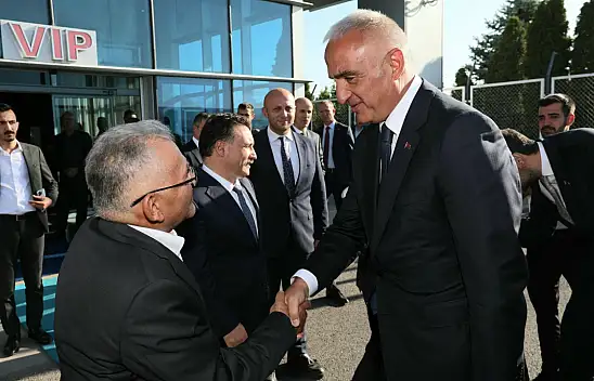 Bakan Ersoy selamlayıp geçti!