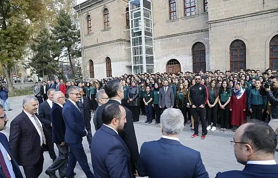 Bakan Selçuk Kayseri Lisesi Milli Mücadele Müzesini ziyaret etti
