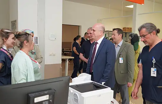 Başhekimden hastalara anlamlı ziyaret: Çikolata ile odaları gezdi