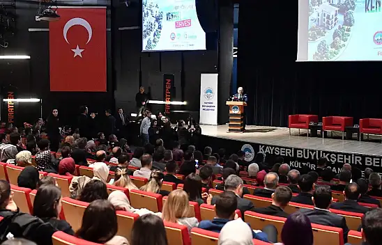 Başkan Büyükkılıç kürsüye çıkarken gördü ve 'Şunu alın' talimatı verdi! O an bunu kimse beklemiyordu, bakın sonra ne oldu?