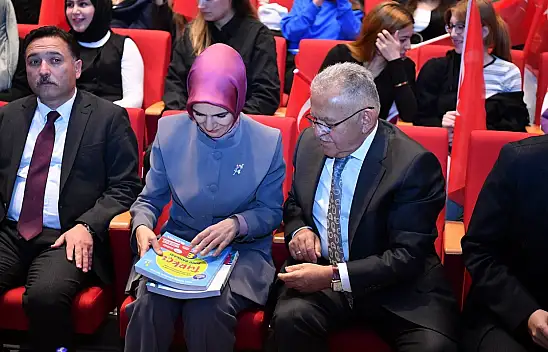 Başkan Büyükkılıç öğrencilere binlerce kaynak kitap dağıttı