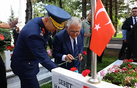 Başkan Büyükkılıç şehitlik ziyaretinde