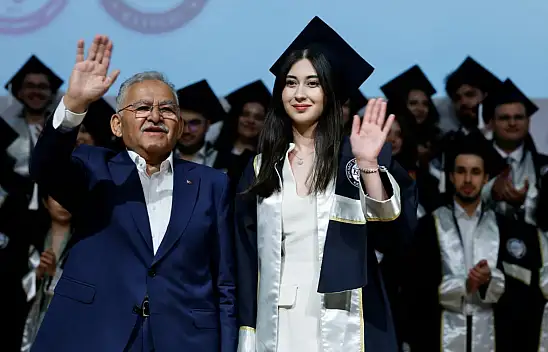 Başkan Büyükkılıç yeni mezunların diploma heyecanına ortak oldu!