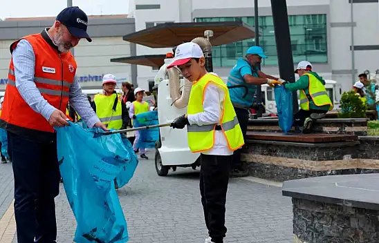 Başkan öğrencilerle çöp topladı