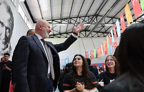 Başkan Çolakbayrakdar'dan liselilere ziyaret: Kocaburger ikramı!