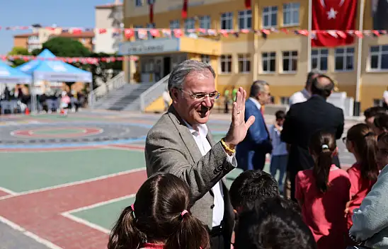 Başkan Özdoğan okul ziyaretinde öğrencilerle bir araya geldi