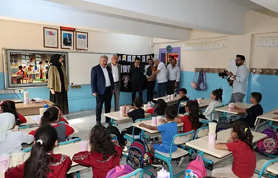 Başkan Palancıoğlu okulları ziyaret etti: Çocuklara özel sürpriz