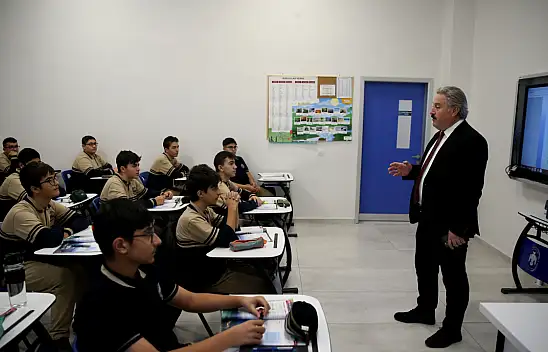 Başkan Palancıoğlu, yaptırdığı Havacılık Lisesinde misafir öğretmenlik yapıyor