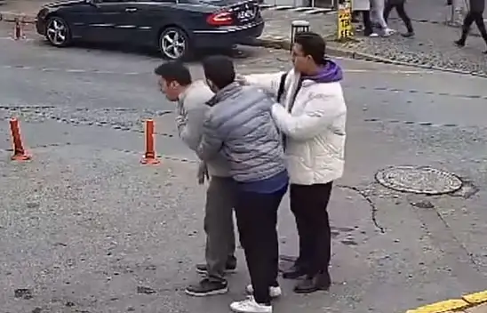 Kayseri'de panik anları! Gençlerin imdadına vale yetişti