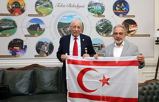 Başkan Yalçın'a anlamlı hediye: Mücahitlerin anıları bırakıldı!