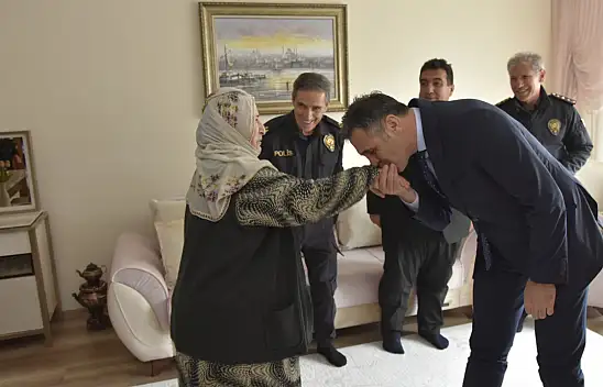 Bayramda gazi polis memurlarını da unutmadı!