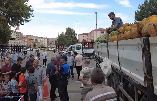 Bedava kavun ve karpuz meydanda böyle dağıtıldı!
