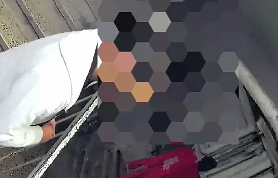 Bina sakinleri canından bezdi! Önce ayakkabılar şimdi de kıyafetler