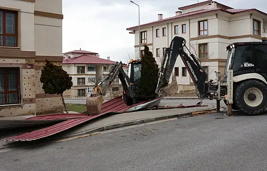 Binaların çatıları kağıt gibi savruldu! Belediye, 'dışarı çıkmayın'