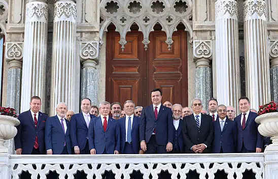 Bu fotoğraf yaklaşan siyasi dönemin ilk açık işaret fişeği mi?