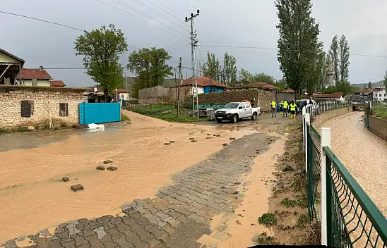 Bünyan'ın 3 mahallesindeki su taşkına belediye ekipleri müdahale etti!