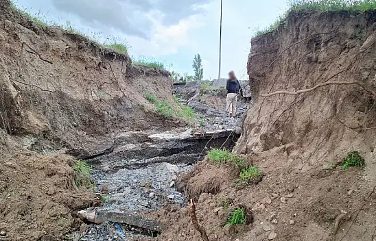 Burası Becen, sel sonrası adam boyunda yarıklar oluştu!