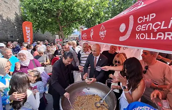 CHP, Cumhuriyet Meydanı'nda aşure dağıttı!