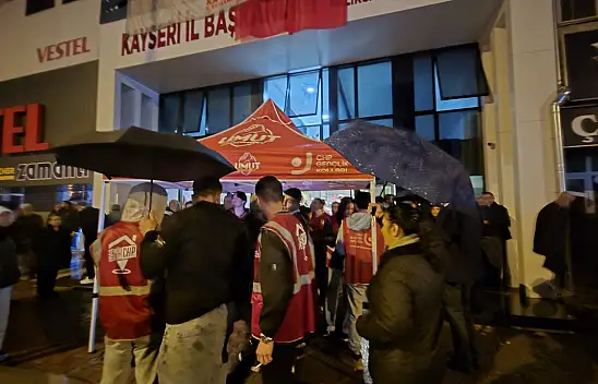 CHP'liler Kayseri'de il binasına akın etti. Gözbaşı: Bu kararı  tanımıyoruz