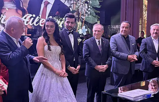 CHP Kayseri İl Başkanı Özer'in oğlunu evlendiği düğüne ünlü isimlerin '3 çocuk' göndermesi ve Başkan Büyükkılıç'ın konuşması damgasını vurdu