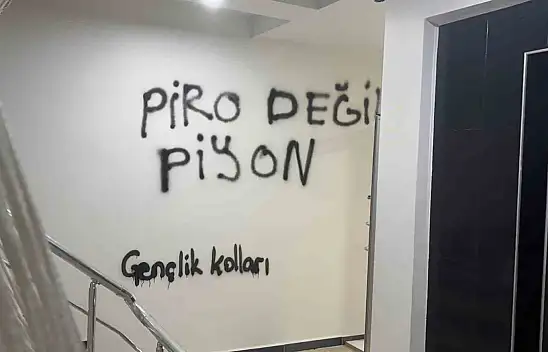 CHP il binası yazılar yazıldı: Piro değil Piyon