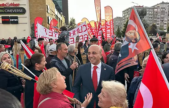 CHP'li Belediye Başkanları ve bazı Meclis üyeleri, partilileri yalnız bıraktı! Partililer sokakta, onlar protokolle poz verdi