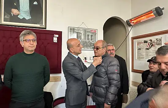 CHP'ye katılan meclis üyelerinin rozetini Milletvekili Genç taktı