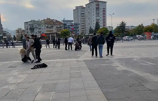 Cinsel saldırı davası sonrası taraflar adliye önünde birbirine girdi