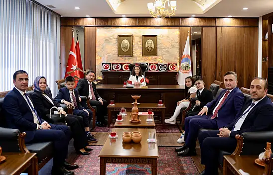 Çocuklar vali makamında