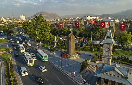 Cumhuriyet Meydanı, 3 gün belirli saatlerde araç trafiğine kapatılacak!