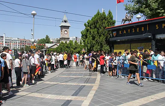 Cumhuriyet Meydanı'nda Kayserispor coşkusu: Taraftar kuyruğa girdi