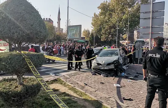 Cumhuriyet Meydanı savaş alanına döndü! Otomobil yayaların arasına daldı